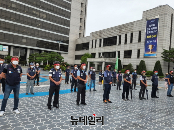 ▲ 충주·음성 인근 지역 레미콘 노조 조합원들이 23일 충주시청 광장에서 신규 레미콘 공장 설립 허가 불허를 촉구하는 집회를 열었다.ⓒ뉴데일리 D/B
