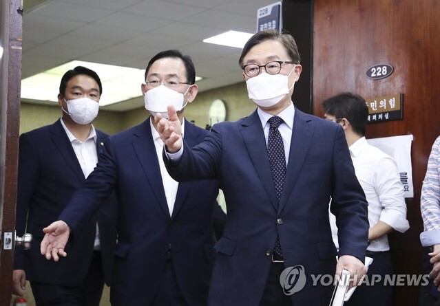 ▲ 국민의힘 주호영 비상대책위원장과 최재형 혁신위원장이 지난 22일 서울 여의도 국회에서 열린 혁신위원회의 전체회의에 참석하고 있다. ⓒ연합뉴스