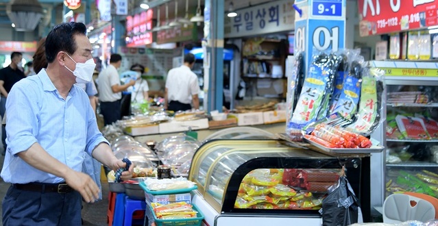 ▲ 백성현 충남 논산시장이 지난 7월 전통시장 장보기 날 행사에 참여하고 있다.ⓒ논산시