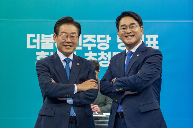 ▲ 더불어민주당 당대표 선거에 나선 이재명 후보와 박용진 후보가 지난 17일 오후 광주 서구 KBS광주방송총국에서 열린 당대표 후보자 초청 토론회에서 기념촬영을 하고 있다. ⓒ뉴시스