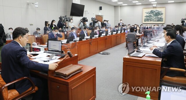 ▲ 권성동 운영위원장이 23일 서울 여의도 국회에서 열린 운영위원회 전체회의에서 의사봉을 두드리고 있다.ⓒ연합뉴스