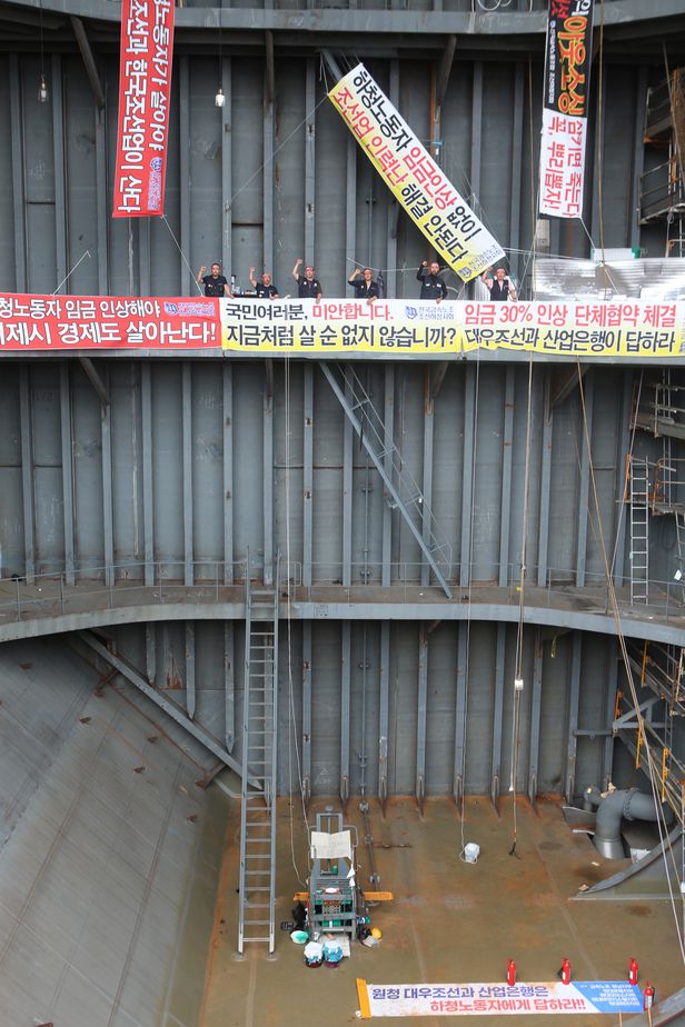 ▲ 금속노조 하청지회가 경남 거제시 대우조선해양 1독을 점거한 모습. ⓒ대우조선해양