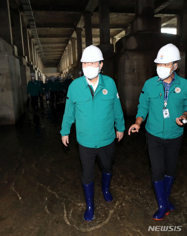 ▲ 윤석열 대통령이 23일 서울 양천구 대심도 빗물터널(지하저류시설)을 방문해 유수지를 이동하며 시설을 둘러보고 있다.ⓒ뉴시스