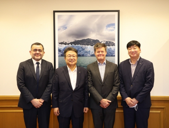 ▲ 한성희 사장과 프랑케 대사가 기념촬영을 하고 있다. ⓒ 포스코건설