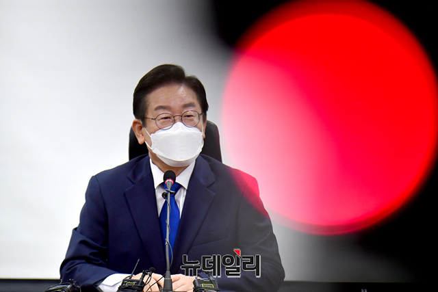 ▲ 이재명 더불어민주당 당대표 후보가 3일 오전 국회 의원회관에서 열린 기자간담회에서 모두발언을 하고 있다.ⓒ이종현 기자