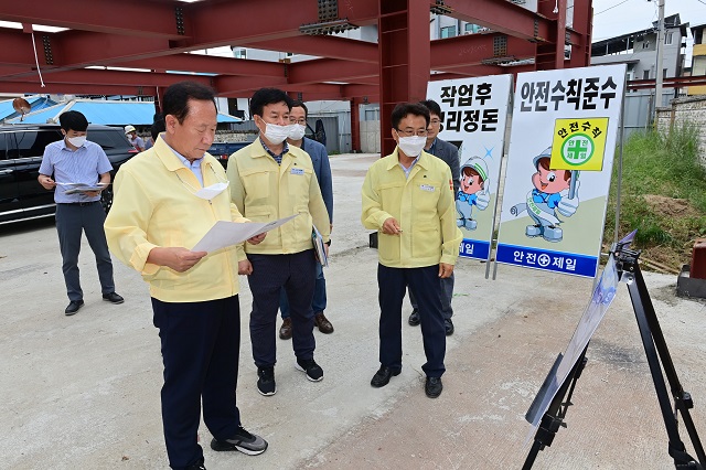 ▲ 박현국 군수는 민선 8기를 맞아 읍면별 군정 주요사업장의 추진 상황 점검을 위한 현장방문을 하고 있다.ⓒ봉화군