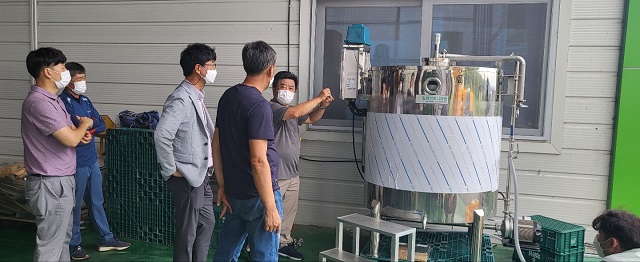 ▲ 의성군은 상품화하기 어려워 버려지는 자두를 활용해 발효액비를 제조하는 핵과류 액비제조실증시범사업을 추진하고 있다.ⓒ의성군