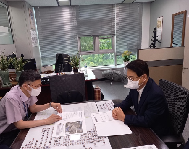 ▲ 김하수 청도군수(오른쪽)는  23일 기획재정부를 방문해 하수도분야 주요 현안사업의 막바지 국비 지원 협조를 요청했다.ⓒ청도군