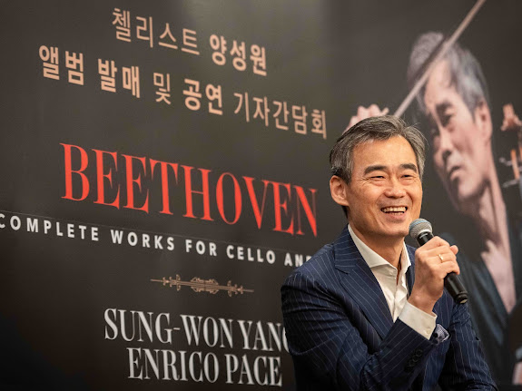 ▲ 첼리스트 양성원이 23일 서울 강남구 오드포트에서 열린 '베토벤 첼로 소나타 전곡집' 발매 기념 기자간담회에 참석해 기자들의 질문에 답변하고 있다.ⓒ마스트미디어