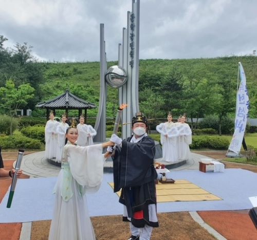 ▲ 제61회 충북도민체육대회 성화가 24일 옥천군 청산면 동학유적지에서 채화됐다.ⓒ옥천군