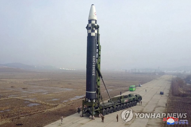 ▲ 북한이 지난 3월 25일 ICBM 발사를 준비하는 모습. 당시 북한은 '화성-17형'을 쏘았다고 주장했지만 한미 정보당국은 '화성-15형'을 발사한 것으로 분석했다. ⓒ연합뉴스. 무단전재 및 재배포 금지.