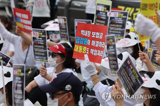 ▲ 백내장 미지급 보험금 피해자들이 지난 6월 서울 용산구 대통령 집무실 앞에서 집회를 열고 백내장 미지급 보험금 지급을 촉구하고 있다. ⓒ연합뉴스