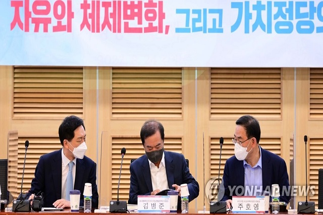 ▲ 국민의 김기현 의원과 김병준 전 대통령직인수위원회 지역균형발전특위 위원장, 주호영 비상대책위원장이 24일 오전 서울 여의도 국회 의원회관에서 '자유와 체제변화, 그리고 가치정당의 문제'의 주제로 열린 국민의힘 공부모임 '혁신 24 새로운 미래' 주최 세미나에서 대화하고 있다.ⓒ연합뉴스