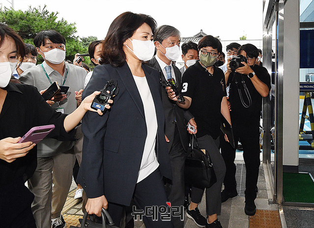 ▲ 법인카드 유용 의혹을 받고 있는 이재명 더불어민주당 의원의 부인 김혜경 씨가 지난 23일 오후 경기 수원시 경기남부경찰청으로 조사를 받기 위해 출석하고 있다. ⓒ정상윤 기자