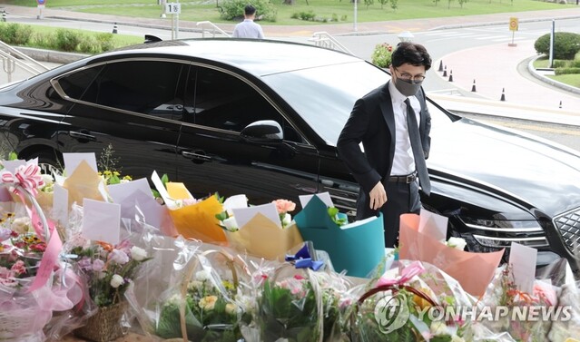 ▲ 한동훈 법무부 장관이 취임 100일을 맞은 24일 오전 정부과천청사 내 법무부로 출근하며 지지자들이 보낸 축하 화환을 둘러보고 있다.ⓒ연합뉴스