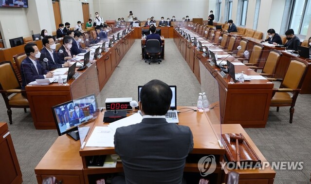 ▲ 국회 기재위 류성걸 국민의힘 간사가 24일 국회에서 야당 의원들이 불참한 가운데 열린 기획재정위원회 전체회의에서 의사진행 발언하고 있다. ⓒ연합뉴스