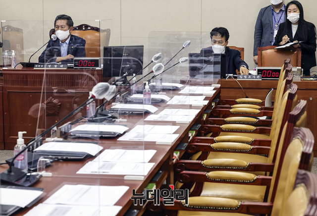 ▲ 24일 서울 여의도 국회에서 열린 과학기술정보방송통신위원회 전체회의에서 국민의힘 의원들이 참석하지 않는 가운데 정청래 위원장이 회의를 진행하고 있다. ⓒ이종현 기자(사진=공동취재단)