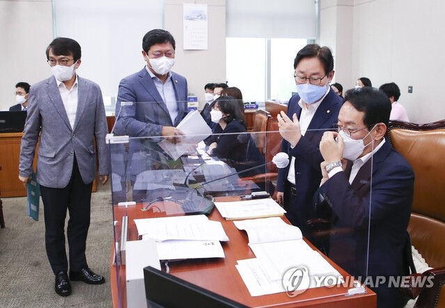 ▲ 24일 국회 법사위 회의장에서 열린 제399회 임시회 법제사법위원회 전체회의에서 더불어민주당 박범계 의원 등 야당 의원들이 김도읍 법사위원장의 의사진행에 항의하고 있다. ⓒ연합뉴스