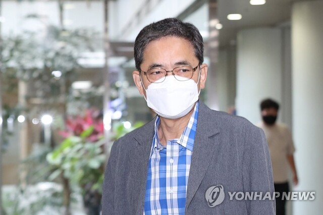 ▲ 대장동 개발사업에 도움을 주고 뇌물을 수수한 혐의로 기소된 곽상도 전 국민의힘 의원이 24일 오전 서초구 서울중앙지법에서 열리는 1심 속행공판에 출석하고 있다. ⓒ연합뉴스