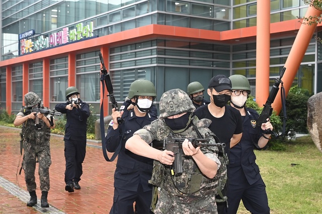 ▲ 달성군(군수 최재훈)은 23일 오후 3시 논공 청소년센터에서 2022년 을지연습 실제훈련인 다중이용시설 테러 대응 민관군경 합동훈련을 실시했다.ⓒ달성군