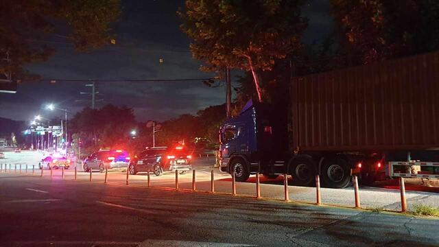 ▲ 대전 한국원자력연구원에 보관 중인 중‧저준위 방폐물 222드럼이 25일 반출되고 있다.ⓒ대전시