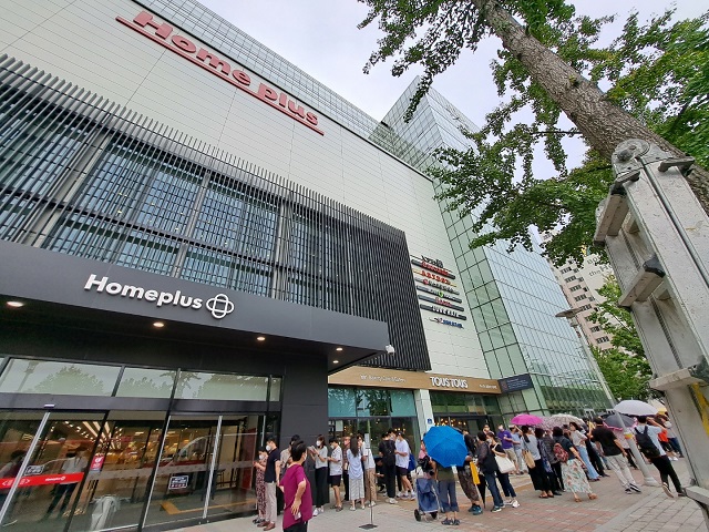 ▲ 이날 리뉴얼 오픈한 홈플러스 강서점에 입장하기 위해 고객들이 대기하고 있다.ⓒ조현우 기자