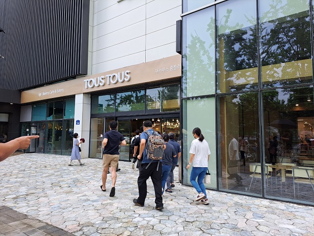 ▲ 두 개 줄이 뒤엉키면서 고객들이 매장 안으로 뛰어 들어가고 있다.ⓒ조현우 기자