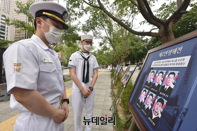 ▲ 군권익보호센터 주최로 열린 '제2연평해전 20주기 추모행사 및 사진전'이 지난 6월 26일 오전 서울 종로구 동화면세점 앞에서 열리고 있다.ⓒ강민석 기자