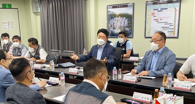 ▲ 박은병 롯데건설 외주구매본부장과 부산 지역 주요 파트너사 대표들이 간담회를 하고 있다. ⓒ롯데건설