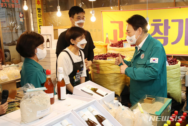 ▲ 윤석열 대통령이 25일 오전 서울 강동구 암사종합시장을 방문해 라이브 커머스 방송을 참관한 후 상인을 향해 엄지를 치켜 세우고 있다.ⓒ뉴시스