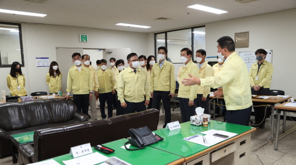 ▲ 충주시의회는 을지연습 훈련상황을 참관하고 근무자를 격려했다.ⓒ충주시의회