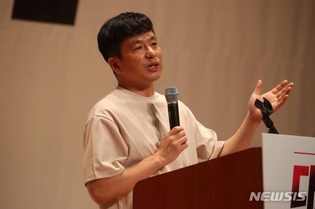 ▲ 이지성 작가가 25일 충남 천안시 동남구 재능교육연수원에서 열린 '2022 국민의힘 국회의원 연찬회'에서 '대체되지 않는 정당을 만드는법'을 주제로 특강을 하고 있다.ⓒ뉴시스