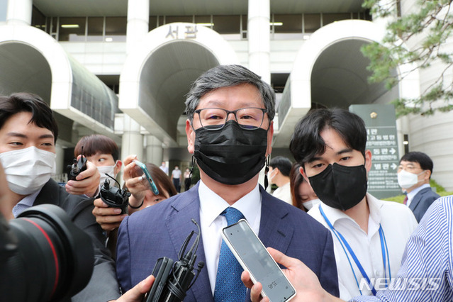 ▲ 이용구 전 법무부 차관이 25일 오후 서울 서초구 서울중앙지방법원에서 열린 '택시기사 폭행 혐의'와 관련 선고공판에서 집행유예를 받은 후 법정을 나서고 있다. ⓒ뉴시스