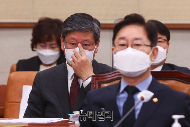 ▲ 이용구 당시 법무부차관이 지난해 2월 22일 오전 국회에서 열린 법제사법위원회 전체회의에 출석해 안경을 만지고 있다. (사진=공동취재단) ⓒ이종현 기자