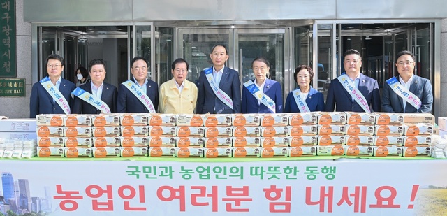 ▲ 홍준표 대구시장(왼쪽 네번째)은 시청 동인청사에서 개최된 ‘농협대구지역본부 쌀 소비 촉진 홍보 행사’에 직접 참여해 쌀 공급과잉 해소 및 쌀값 안정 대책에 적극 동참할 뜻을 밝혔다.ⓒ대구시