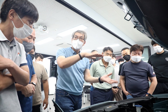 ▲ 스마트 e-자동차과 한승철 교수가 실제 전기자동차를 통한 직무역량 강화 교육을 진행하고 있다.ⓒ영남이공대