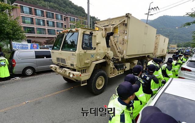 ▲ 경찰들이 경비를 선 가운데 경북 성주 사드 포대 주둔지에 관련장비를 반입하는 모습. ⓒ정상윤 기자.
