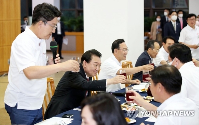 ▲ 윤석열 대통령이 25일 충남 천안시 재능교육연수원에서 열린 '국민의힘 2022 국회의원 연찬회'에서 오미자 주스로 건배하고 있다.ⓒ연합뉴스