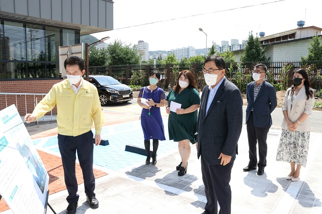 ▲ 주낙영 시장이 25일 여성행복드림센터 건립현장을 방문해 공사현장을 점검하고 있다.ⓒ경주시