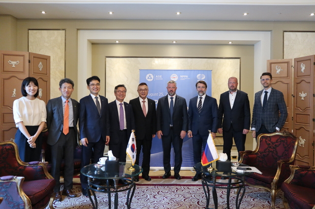 ▲ 한국수력원자력이 25일 이집트 카이로에서 ASE JSC사와 엘다바 원전 2차측 건설사업 계약을 체결하고 기념촬영을 하고 있다. ⓒ한수원