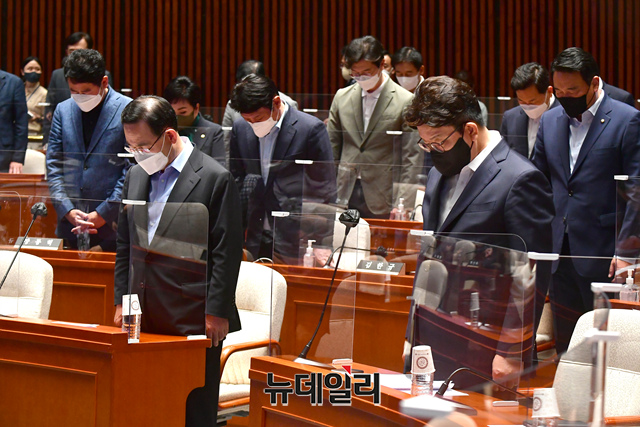 ▲ 주호영 비상대책위원장, 권성동 원내대표 및 국민의힘 소속 의원들이 국회에서 열린 의원총회에서 국민의례를 하고 있다. ⓒ이종현 기자