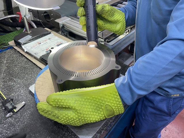 ▲ 생산된 구동모터코의 부품을 꼼꼼하게 검사 중인 직원의 모습. ⓒ이가영 기자