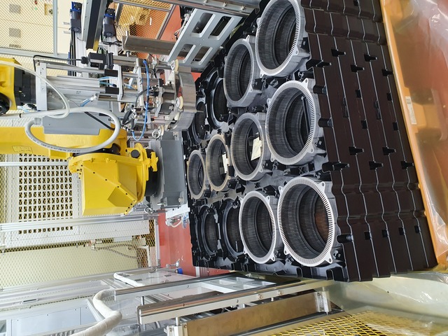 ▲ 생산된 구동모터코아 부품이 로봇에 의해 옮겨지고 있다.ⓒ이가영 기자