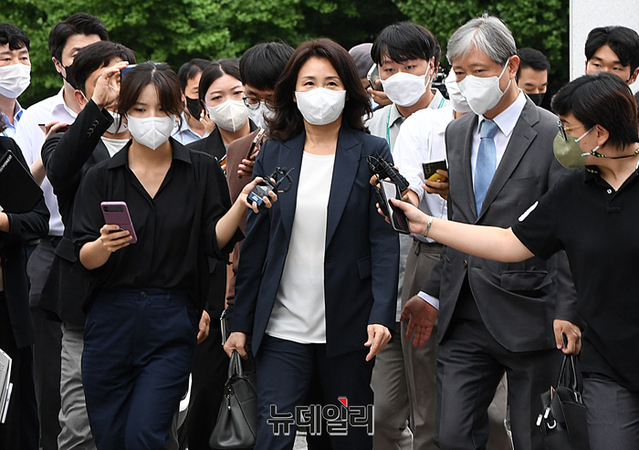 ▲ 법인카드 유용 의혹을 받고 있는 이재명 더불어민주당 의원의 부인 김혜경 씨가 23일 오후 경기 수원시 경기남부경찰청으로 조사를 받기 위해 출석하고 있다. (경기 수원) ⓒ정상윤 기자