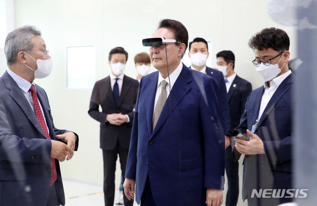 ▲ 윤석열 대통령이 26일 대구 오전 달서구 아진엑스텍에서 열린 제1차 규제혁신전략회의에 앞서 설비 및 로봇의 상태를 실시간으로 확인할 수 있는 AR(증강현실) 글래스 체험을 하고 있다.ⓒ뉴시스