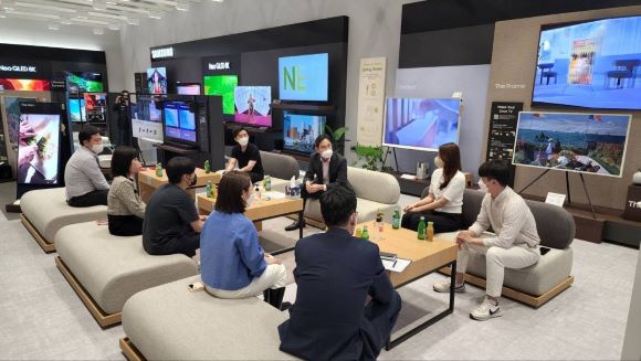 ▲ 이재용 삼성전자 부회장이 26일 삼성전자 수원사업장에서 직원들과 간담회를 갖고 이야기를 나누는 모습.ⓒ삼성전자