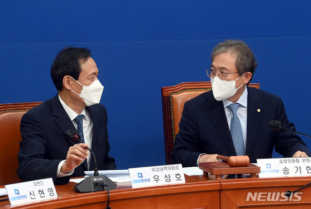 ▲ 우상호 더불어민주당 비상대책위원장과 송기헌 중앙위원회 부의장이 26일 서울 여의도 국회에서 열린 중앙위원회에서 대화를 하고 있다. ⓒ뉴시스