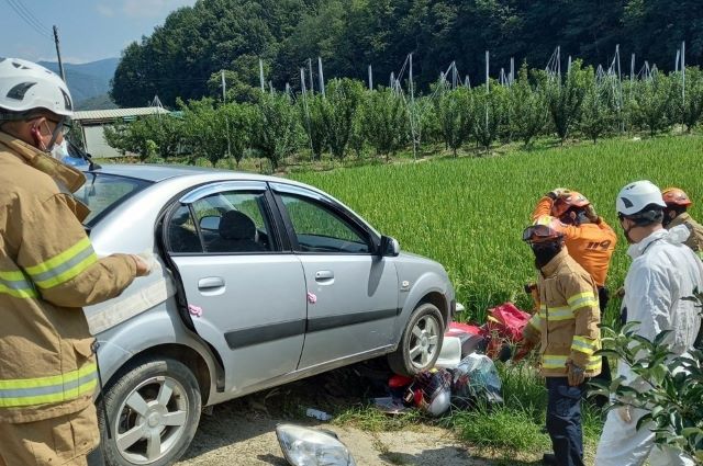 ▲ 26일 오후 2시7분쯤 영동군 양강면 한 비포장 도로에서 우편 배달을 가던 오토바이와 승용차가 충돌하는 사고가 발생해 50대 집배원이 숨졌다.ⓒ영동소방서