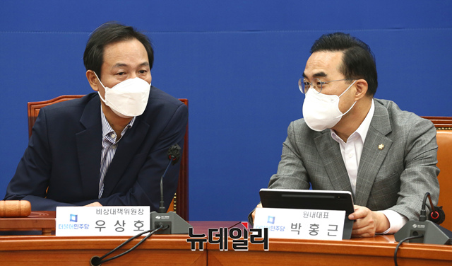 ▲ 우상호 더불어민주당 비대위원장과 박홍근 원내대표가 17일 오전 국회에서 열린 비상대책위원회의에 참석해 대화를 나누고 있다.ⓒ이종현 기자