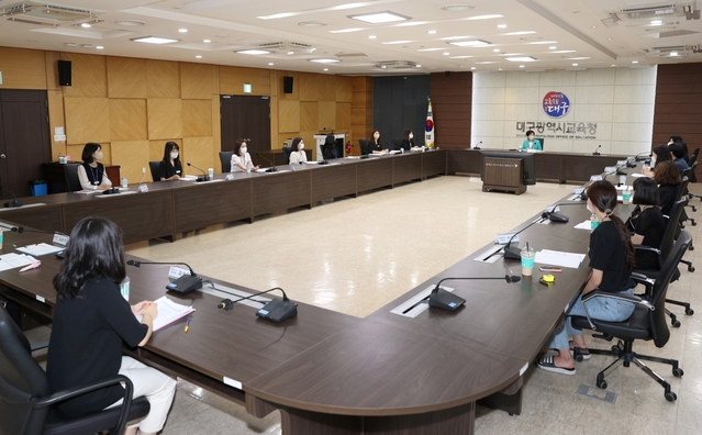 ▲ 대구시교육청(교육감 강은희)이 26일 시교육청 여민실에서 국민신문고 민원담당자 20여 명을 대상으로 교육감과의 간담회를 가졌다.ⓒ대구시교육청